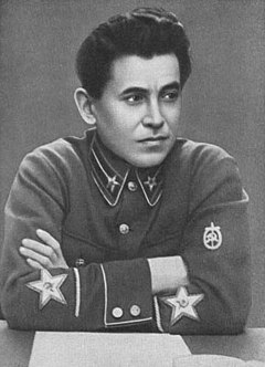 Почему генерал-лейтенант выше генерал-майора, хотя майор выше лейтенанта?
