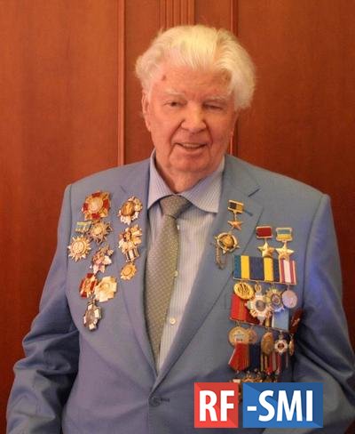 На груди у отца Порошенко заметили незаслуженную звезду Героя СССР