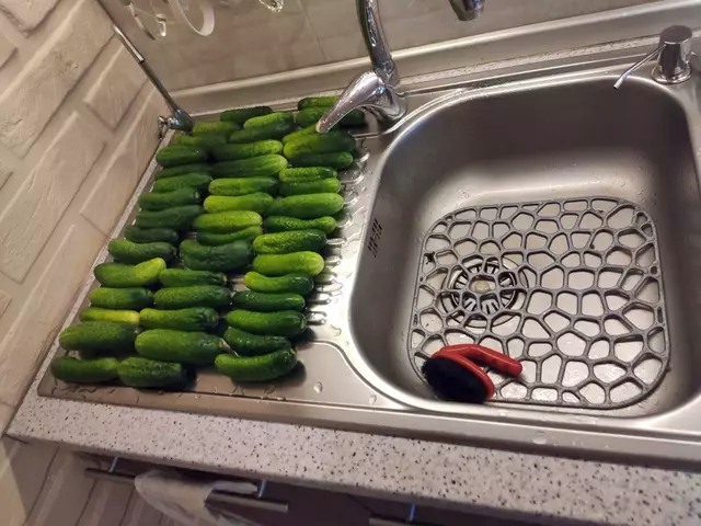 Пикантные огурцы, маринованные с острым кетчупом на зиму