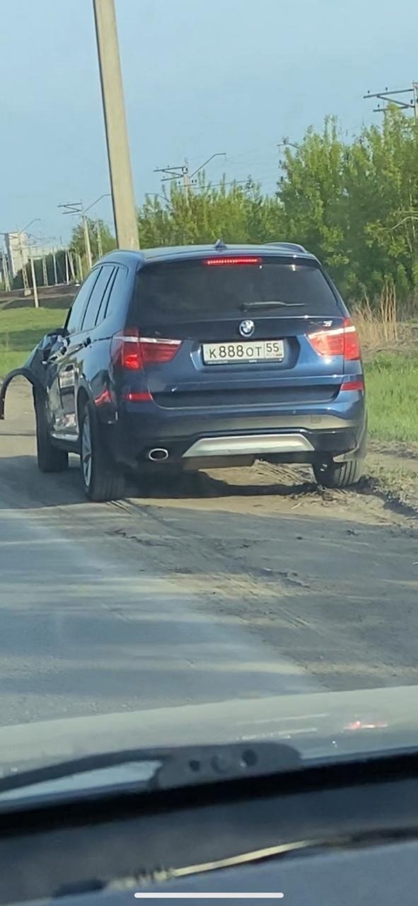 В Омске водитель мощно сбил женщину на переходе: пострадавшая подлетела в воздух от удара