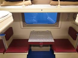 Кто-то очень любит бухать в купе)))