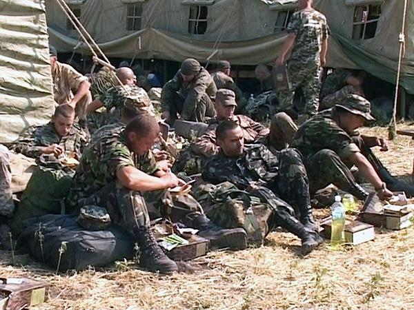 Более 400 украинских военных перешли в Россию