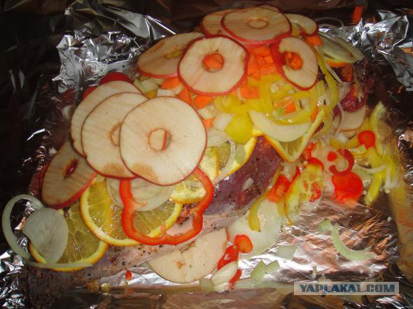 Баранья нога с молодым картофелем и овощами