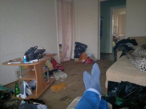 Парень прибрался в квартире к приходу девушки