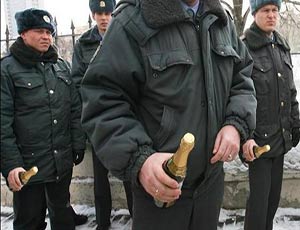 Полицейские избивают мужчину, обратившегося к ним за помощью
