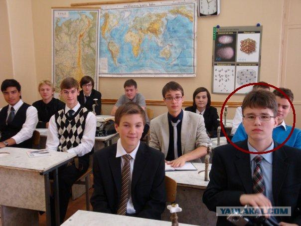 Детки мочат учительницу прямо на уроке пения.