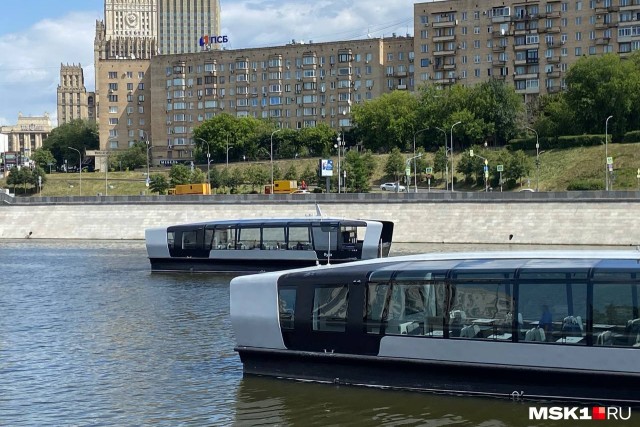 У причала «Киевский» москвичи выстроились в мааааленькую очередь к речным трамвайчикам