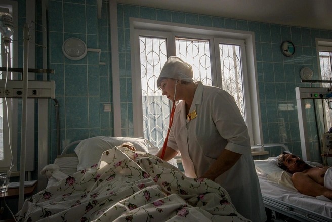 «Ноготочки» подвели. 90 тысяч медиков ушли наводить красоту, оставив больницы без специалистов?