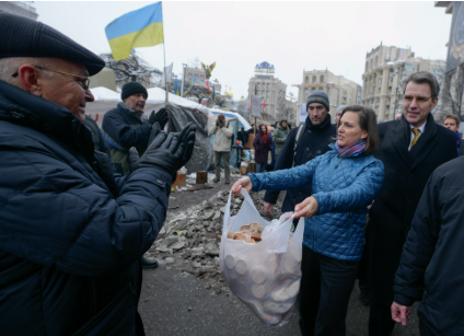 Счастливые школьники и студенты Непала сделали селфи на фоне горящего правительства