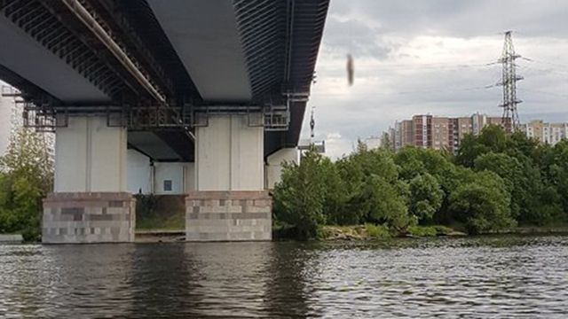 В Москве человек полтора часа висит на мосту на виду у прохожих 18+