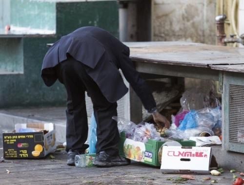 «Хорошая пенсия, еды — два холодильника»: как живет тюменский ветеран, который копался в мусорке