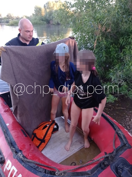 В Перми спасли тонувших девочек, плывших по реке на самодельном плоту