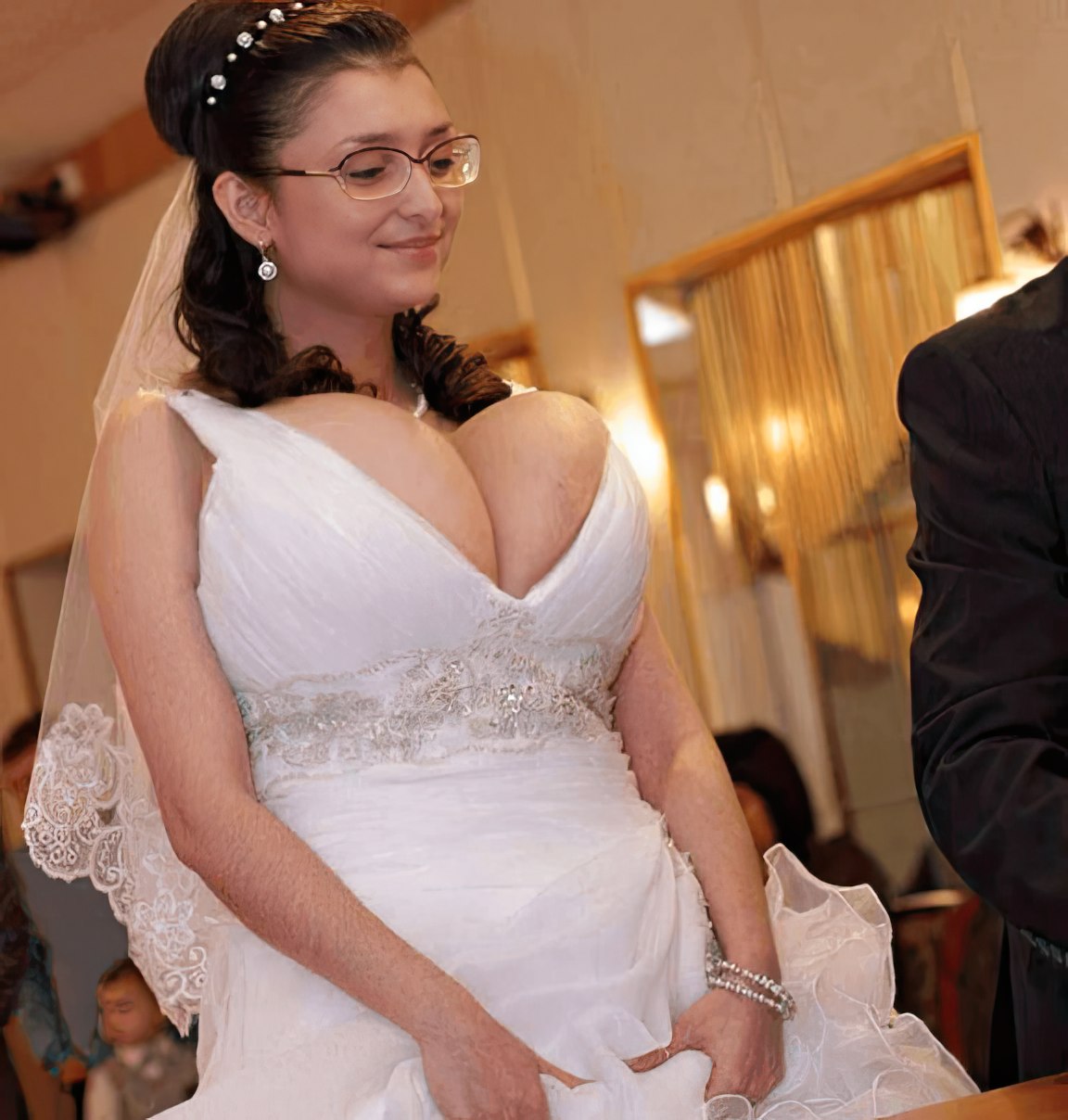 Boob ball. Свадебное платье на большой бюст. Огромные груди в свадебном платье. Свадебные платья для толстых.