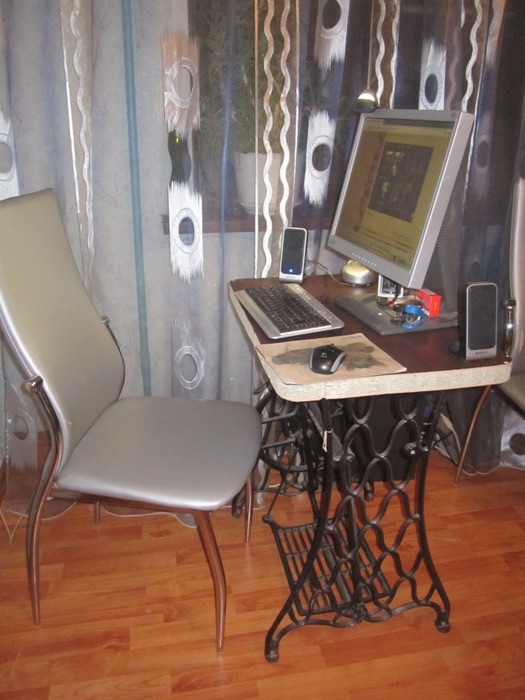 Компьютерный столик из швейной  машинки Зингер