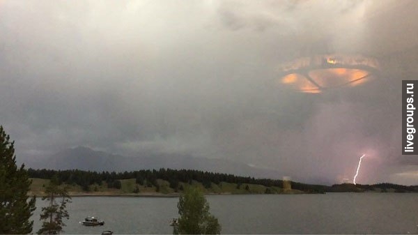 Это всего лишь тень от "тарелок" на крыше и включенная люстра в квартире