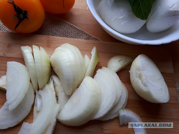 Мясные шарики-тефтели, с овощами и сыром в духовке