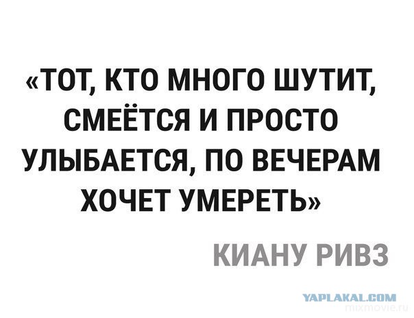 В сети выкладывают фотографии, на которых самый искренний актер Голливуда делает забавные вещи