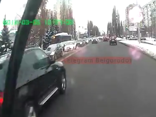 В Белгороде водитель на BMW хотел проскочить, но влетел в пешеходов на тротуаре