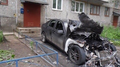 Чиновница из Магнитогорска перекрыла машиной выход из подъезда