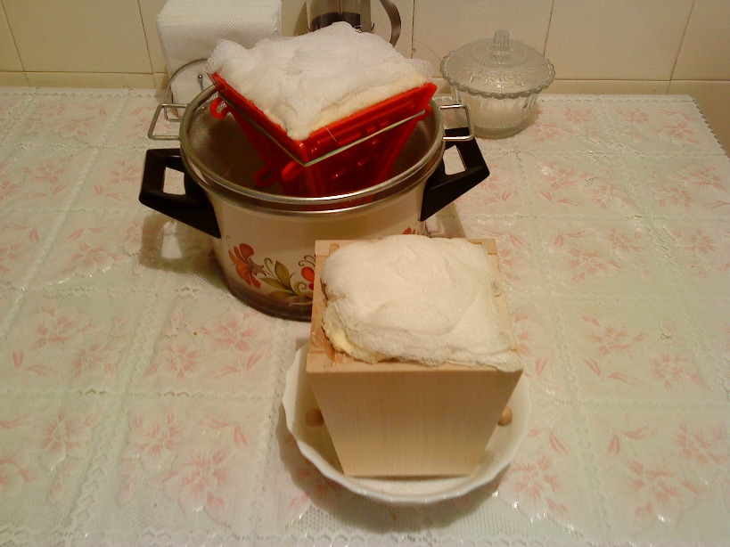 Гнет для ферментации. Тарелка накрытая крышкой. Все под гнет. Пасха под гнетом фото. Под гнетом.