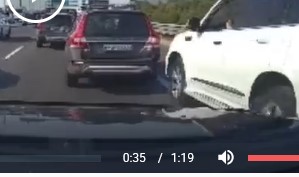 Водитель белого "Хавала" покинул место ДТП, но не смог уехать далеко из-за поломки китайца