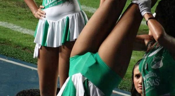 Девушка в туалете самолёта