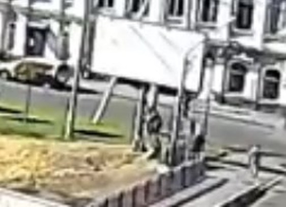 В центре Астрахани повесили чучело Горбачева