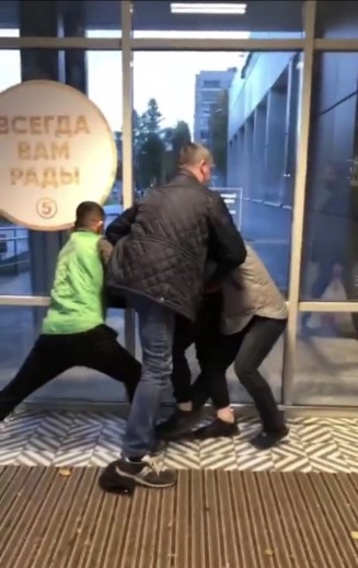 Плитка  на полу "Пятерочки"