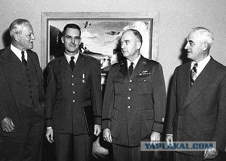 У гроба Папы Иоанна Павла II