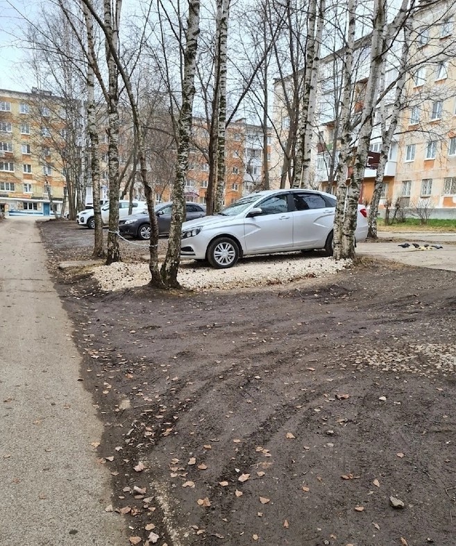 Немного щебня и цепи с замками и место для машины твоё навсегда.
