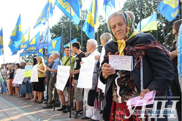 Митингующие в Киеве требуют отпустить военных..