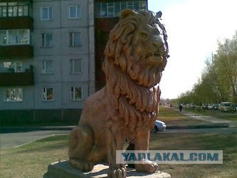 В Абакане установили памятник котам, ворующим сосиски