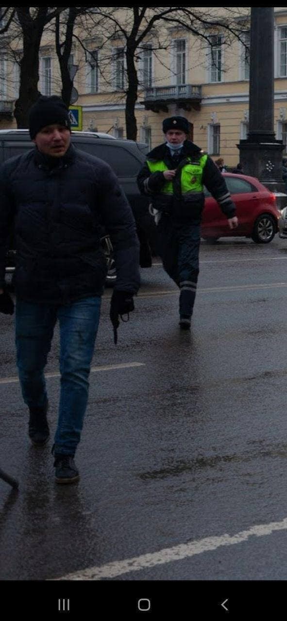 В Питере мужчина напал на полицейского, сильно ударив его в лицо