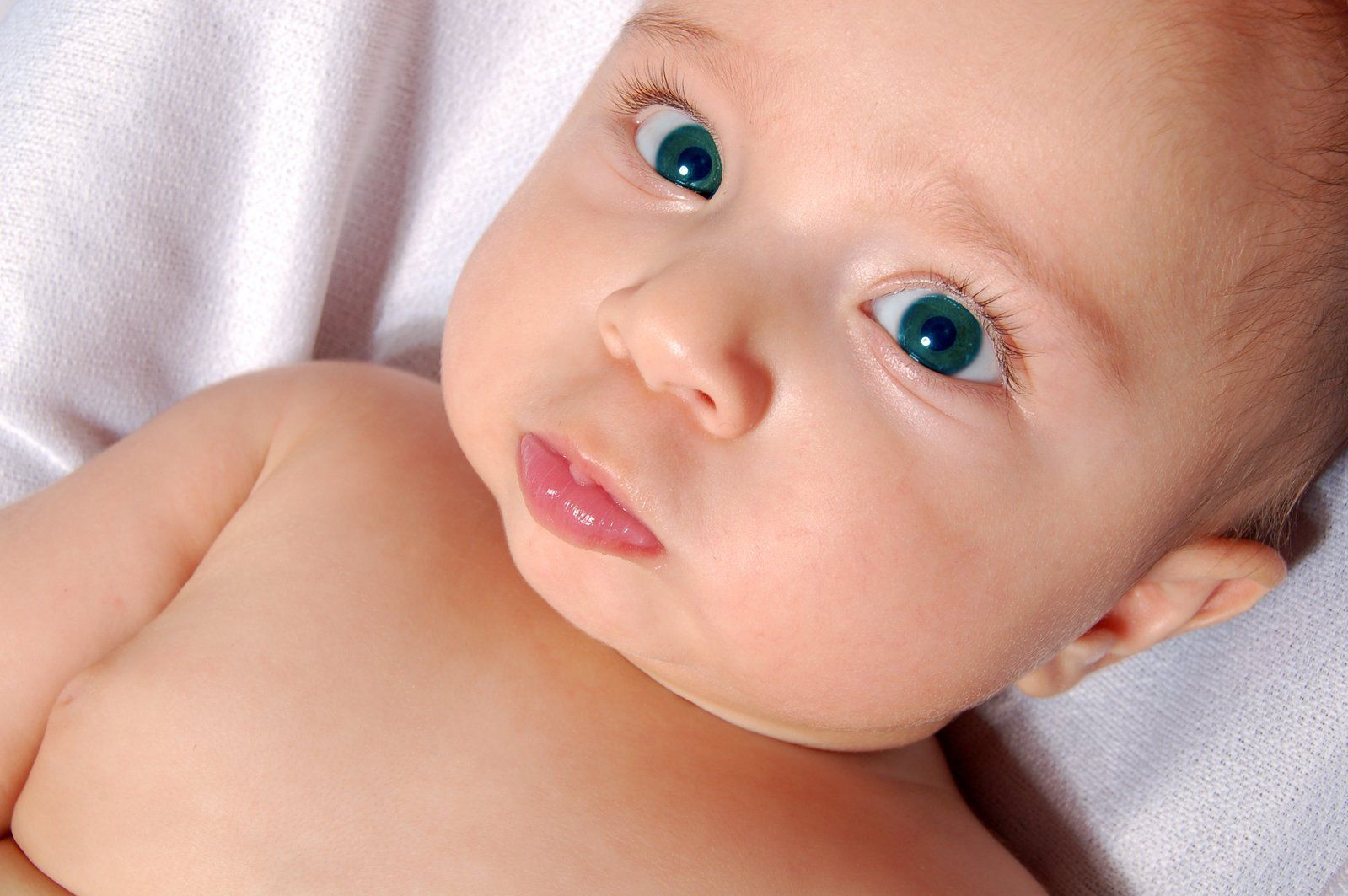 Глазки в 3 месяца. Глаза новорожденного. Цвет глаз младенца. Цвет глаз у новорожденных фото. Голубые глаза у новорожденных.