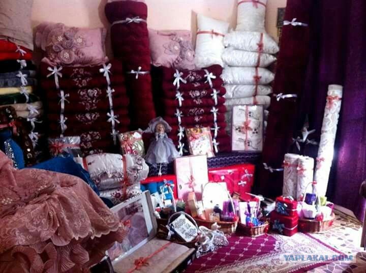 Упаковка приданного невесты. Красивая упаковка пледа. Свадьба с приданым. Приданное надолго. Набор приданного для невесты.