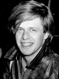 БГ поет в метро