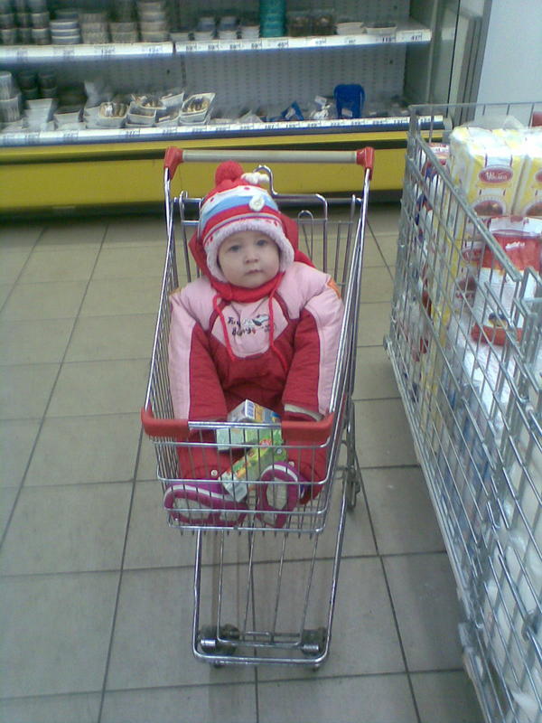 Можно ли возить детей в продуктовых тележках?