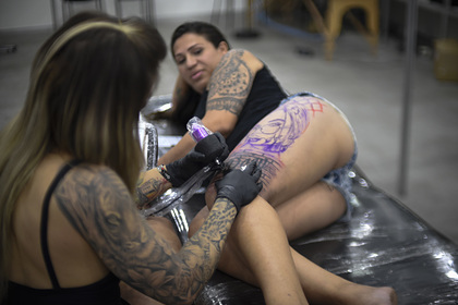 Один мужик назвал женщин с татуировками непривлекательными и вызвал спор в инете
