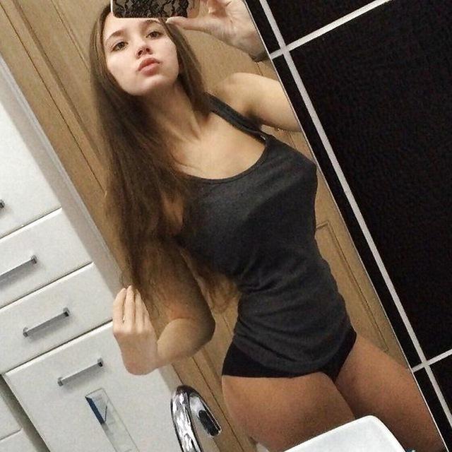 Девушки в майках из социальных сетей