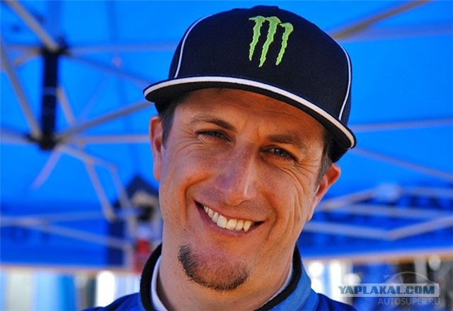 19-летний стритсракер влетел в остановку с людьми