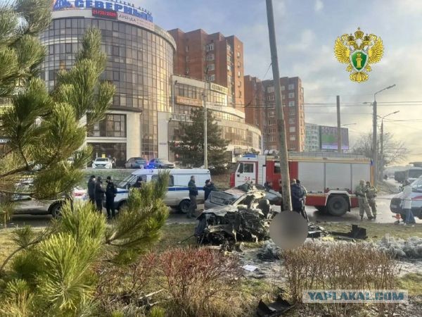 Вот так разорвало машину на две части.
