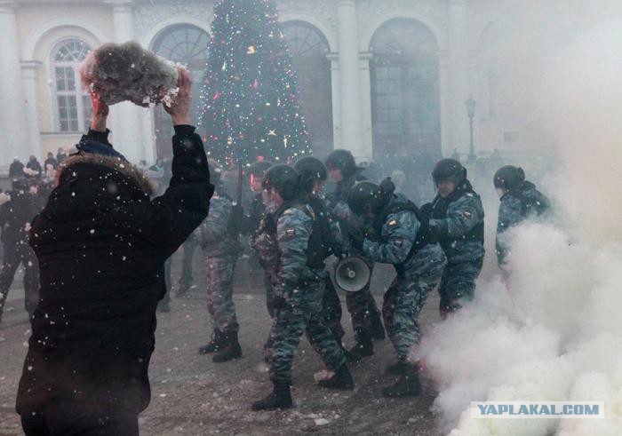 Беспорядки на манежной площади 2010. Беспорядки на манежной площади 2010. Манежная площадь москва митинг 2011. Националисты на манежной площади. Беспорядки на манежной площади 2010.