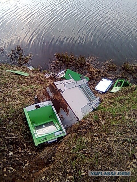 Обчистили банкомат и кинули возле реки