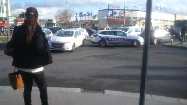 В здании почты под Парижем захвачены заложники