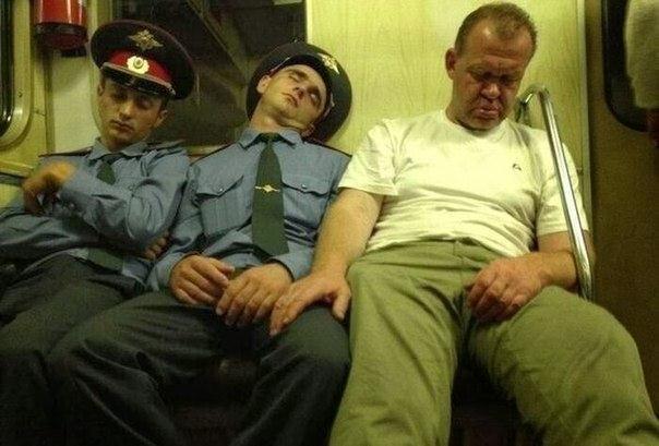 Пассажиры в метро.
