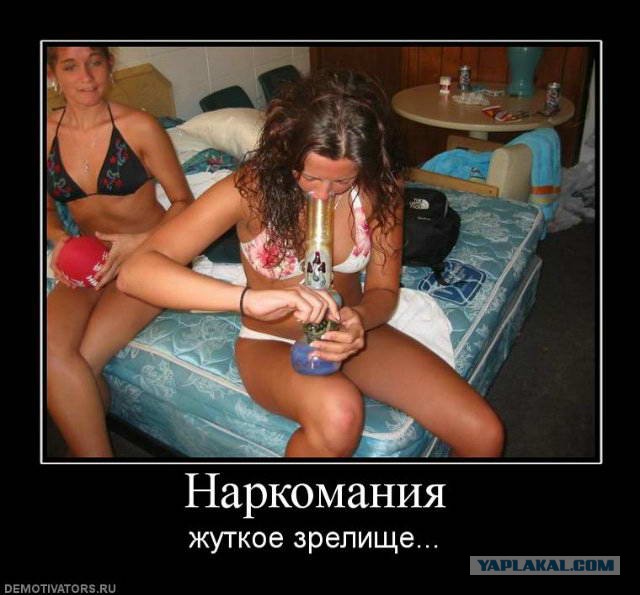 Улыбающаяся жена снялась у гроба мужа с детьми