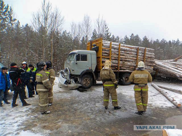 Два человека погибли в жутком ДТП на трассе в Архангельской области