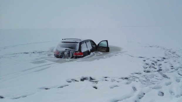 Как вызволяют машины из ледового плена