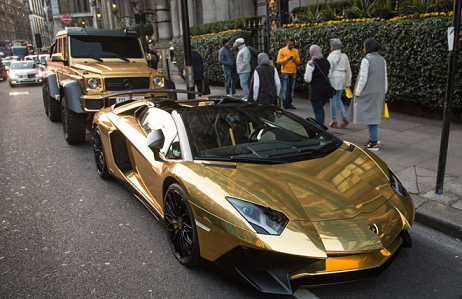 Саудовский миллиардер прибыл в Лондон с собственным золотым автопарком