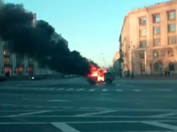 Дальнобойщики сожгли машину у Смольного в знак протеста
